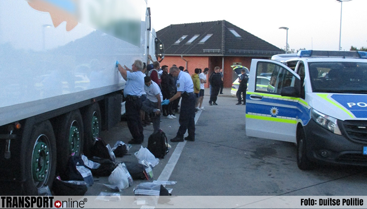 Turkse vrachtwagenchauffeur gearresteerd na vondst 31 migranten in koeltrailer [+foto's]