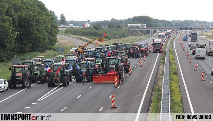 Boeren blokkeren A1 tussen Hengelo en Apeldoorn [+foto]