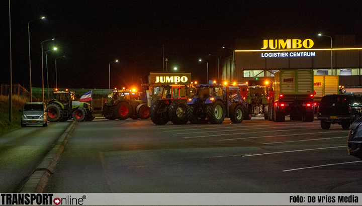 Boeren blokkeren korte tijd Jumbo distributiecentrum in Beilen [+foto]