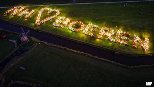 Boeren vormen met trekkers in Schermerhorn de woorden 'NH houdt van boeren'