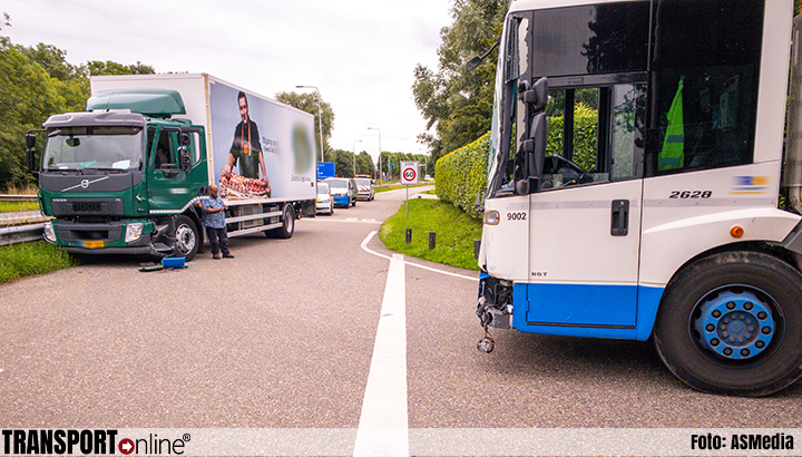 Aanrijding vrachtwagen en vuilniswagen in Baarn [+foto's]