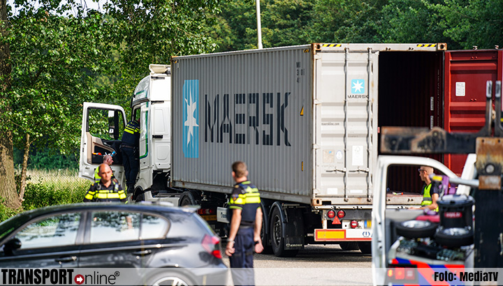 Arrestatieteam zet vrachtwagen met 'lege' container aan de kant [+foto's]