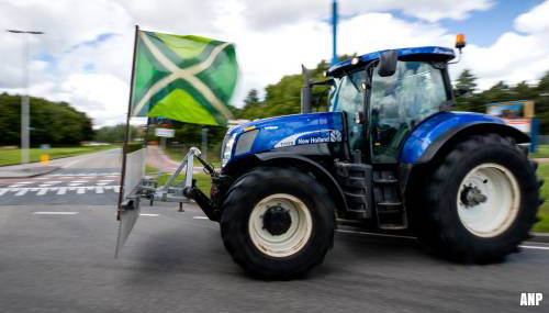 Boeren op tractoren onderweg naar Vrijthof in Maastricht