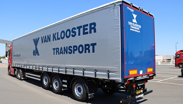 Nieuwe gestuurde Krone Tautliner voorzien van Kooi Aap aansluiting voor Van Klooster Transport