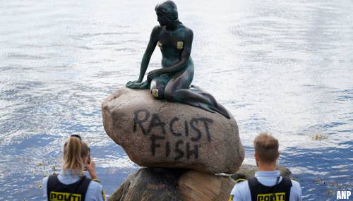 Sokkel van beeld Kleine Zeemeermin in Kopenhagen met tekst beklad