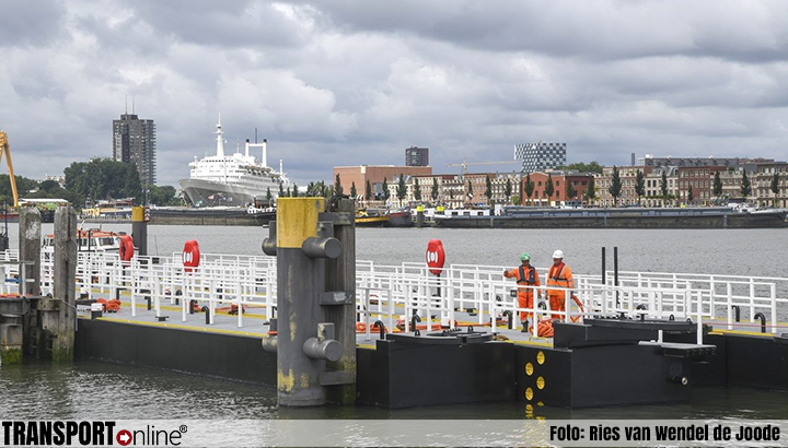 Eerste binnenvaartpontons aangekomen in Maashaven