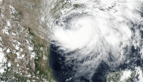 Orkaan Hanna zwakt af boven Texas tot tropische storm