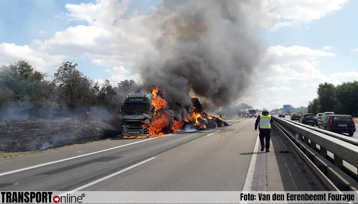 Nederlandse met stro beladen vrachtwagen uitgebrand op Duitse A61 door uit auto gegooide brandende sigaret [+foto's]