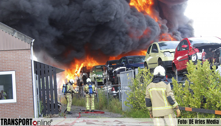 Zeer grote brand bij autosloperij in Hoogeveen [+foto's]