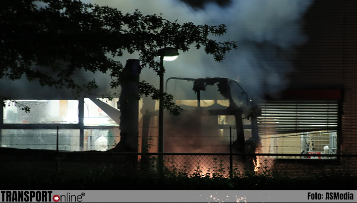 Meerdere vrachtwagens uitgebrand bij distributiecentrum PostNL in Amersfoort [+foto's]