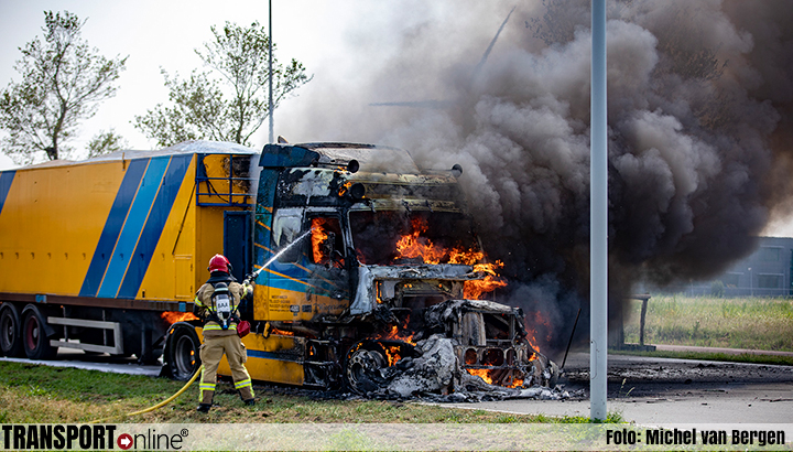 Vrachtwagen in brand in Westelijk Havengebied Amsterdam [+foto]