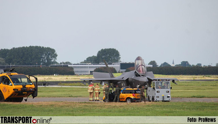 F35 maakt voorzorgslanding op vliegbasis Leeuwarden [+foto]