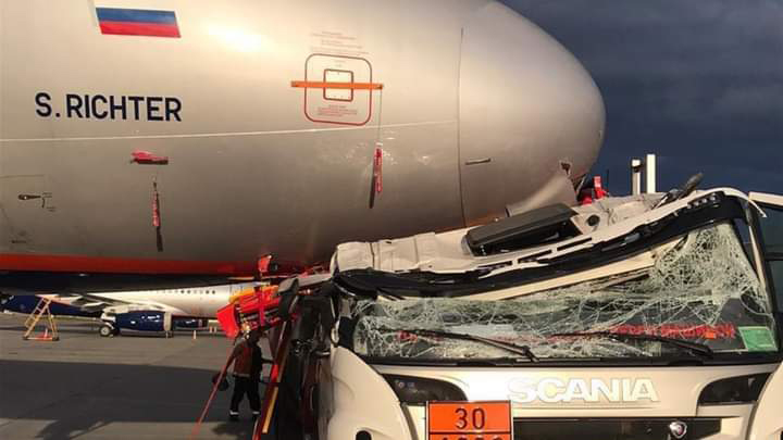 Tankwagen botst op vliegtuig [+foto's&video]