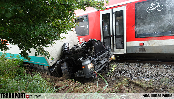 Chauffeur slechts lichtgewond nadat trein vrachtwagen 25m meesleurt [+foto's]
