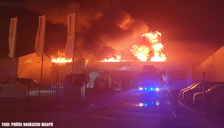 Grote brand verwoest bedrijfspand Van der Zaag in Numansdorp [+foto]