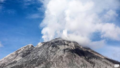 Indonesische vulkaan Sinabung spuwt aswolk 5 kilometer de lucht in