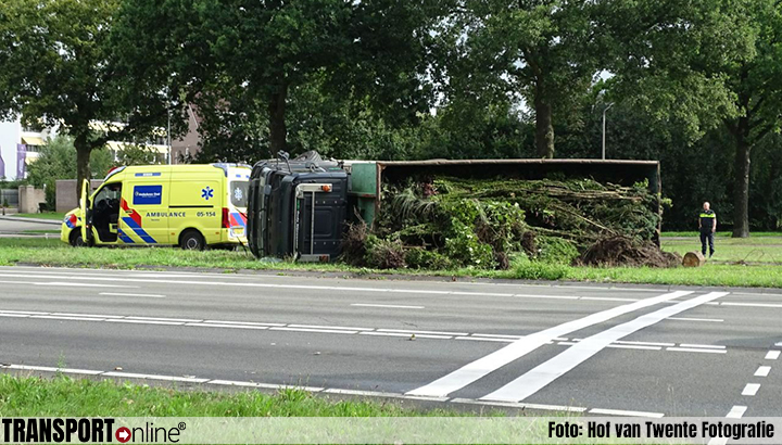 Vrachtwagen met groenafval gekanteld in Almelo [+foto]