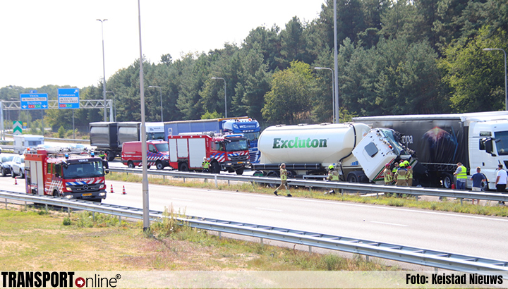 Vrachtwagenchauffeur bekneld na ongeluk A73 [+foto]