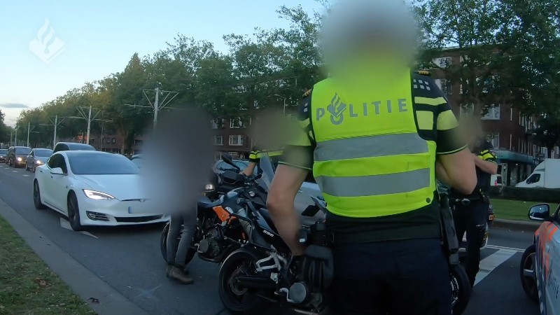 Politie houdt twee motorrijders aan voor dollemansrit over de A16 [+video]
