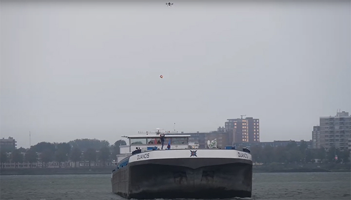 Pilot met drone-pakketlevering op binnenvaartschip in Rotterdamse haven [+video]