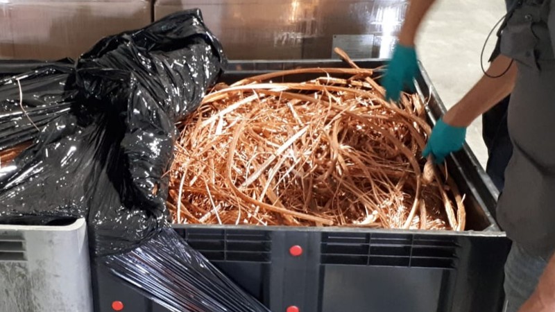 Politie neemt 2800 kilo gestript koperdraad in beslag bij logistiek bedrijf in Veenendaal