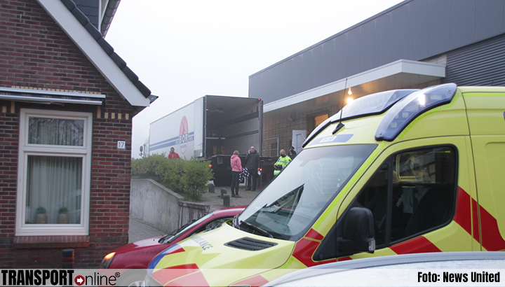 Vrachtwagenchauffeur gewond na val van laadklep in Rijssen [+foto]