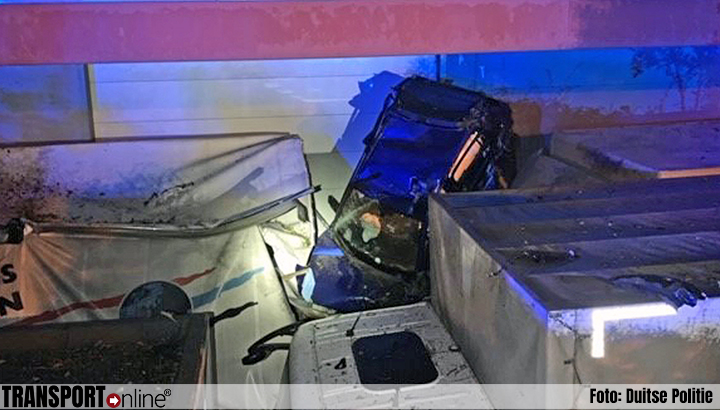 Auto belandt op dak aanhanger en cabine vrachtwagen na illegale autorace [+foto's]