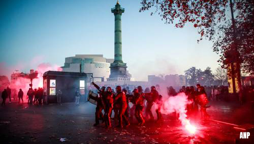 Meer dan zestig politiemensen gewond bij protesten in Frankrijk