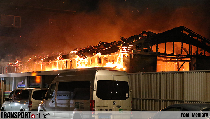Grote brand in meerdere loodsen in Hoek van Holland [+foto]