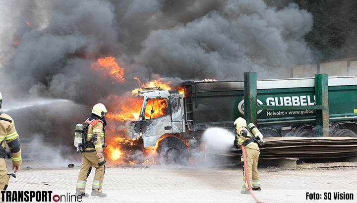 Twee vrachtwagens uitgebrand bij Gubbels [+foto]