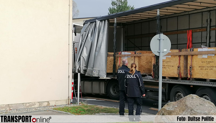 Acht vreemdelingen ontdekt in vrachtwagen bij controle bij Duitse douane [+foto's]