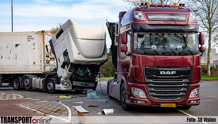 Aanrijding met twee vrachtwagens op kruising in Den Bosch [+foto]