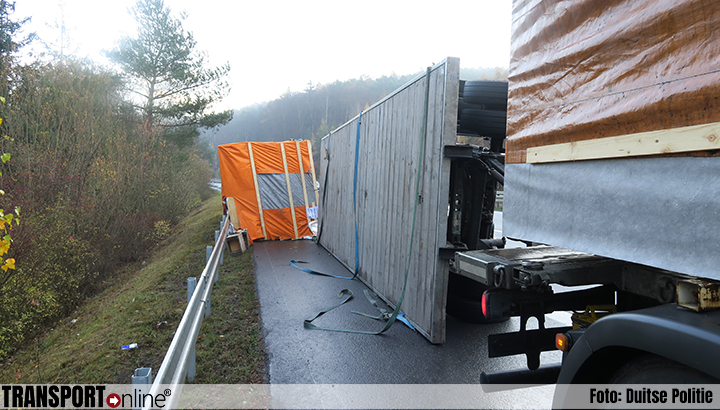 Verkeershinder door gekantelde vrachtwagen aanhanger op Duitse B3 [+foto]
