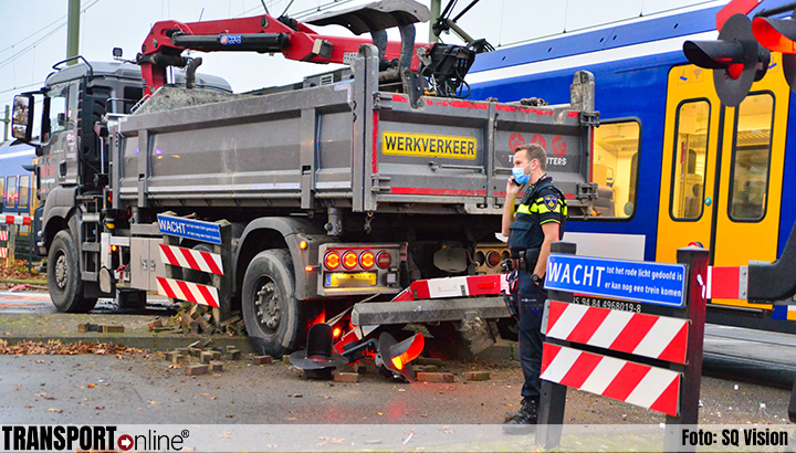 Aanrijding vrachtwagen en trein in Helmond [+foto]