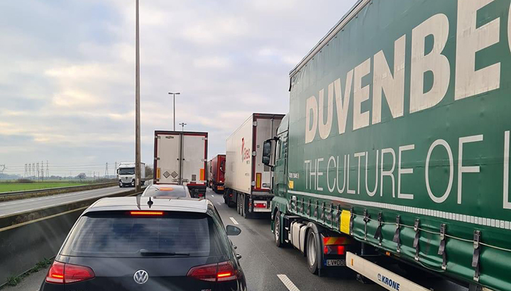 Zeer lange wachtrijen vrachtwagens richting Calais [+foto&video]