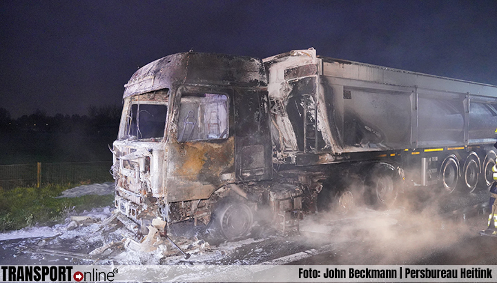 Vrachtwagen trekker brandt volledig uit op A50 [+foto]