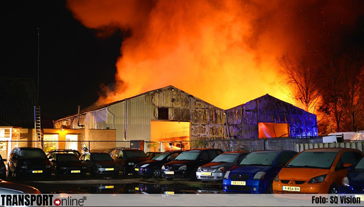 Grote brand in autobedrijf DGW Auto's in Brabantse Drunen [+foto]