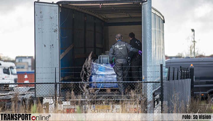 Politie vindt honderd jerrycans en grote vaten met drugsafval in vrachtwagentrailer [+foto's]