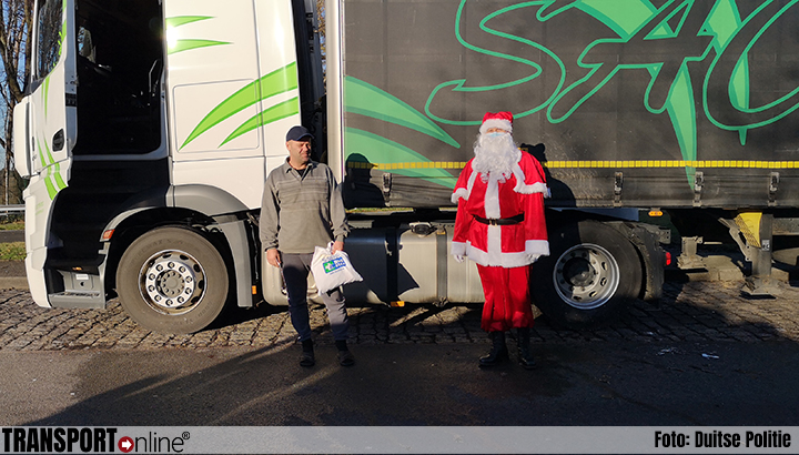 Duitse politie verrast chauffeurs die met kerst onderweg zijn [+foto's]