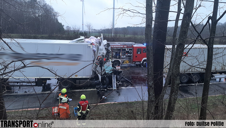 Vrachtwagenchauffeur om het leven gekomen bij ongeval met drie vrachtwagens op Duitse A1 [+foto's]