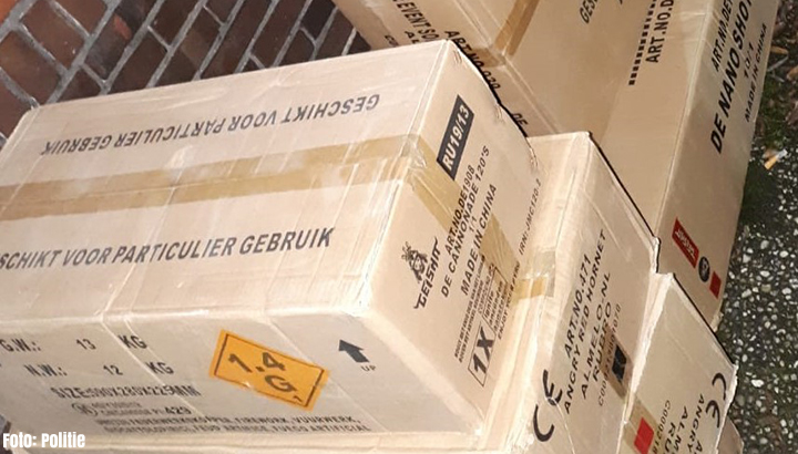 Politie vindt 350 kilo vuurwerk in huis en auto in Ter Apel