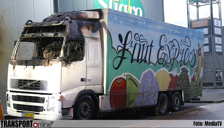 Cabines vrachtwagens in brand gestoken in Rotterdam [+foto's]