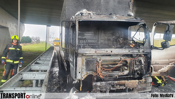 Vrachtwagen in brand onder viaduct A12 [+foto]
