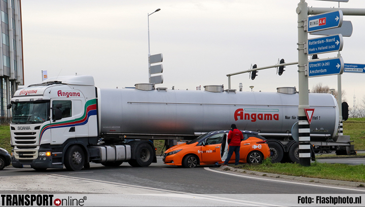 Vrachtwagenchauffeur rijdt auto klem op afrit A4 [+foto]