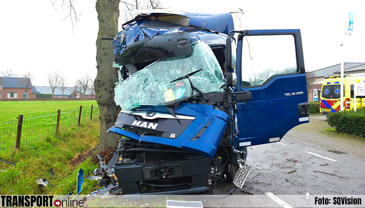 Vrachtwagenchauffeur gewond na aanrijding tegen boom [+foto]