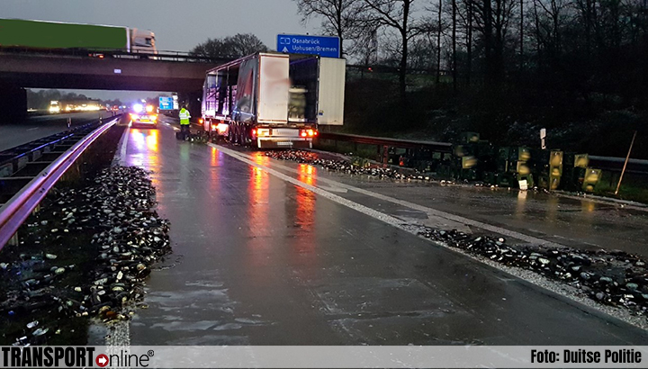 Vrachtwagen verliest tientallen kratjes bier op Duitse A27 [+foto]