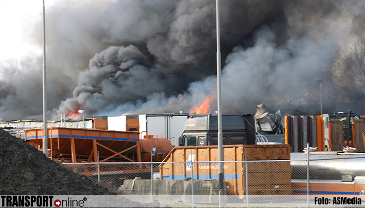 Zeer grote brand in loods Vermeulen Groep in Hazerswoude-Dorp [+foto's]