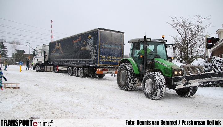 Vrachtwagen vast op spoorwegovergang in Rheden [+foto]