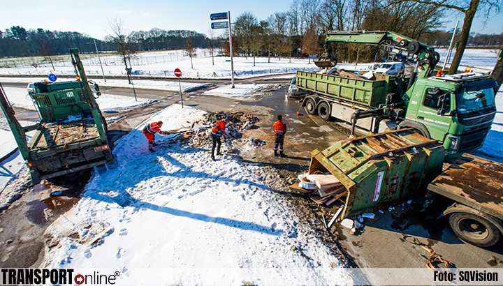 Vrachtwagen verliest container met bouwafval op rotonde [+foto]
