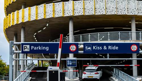 Stuk beton valt van parkeergarage Eindhoven Airport